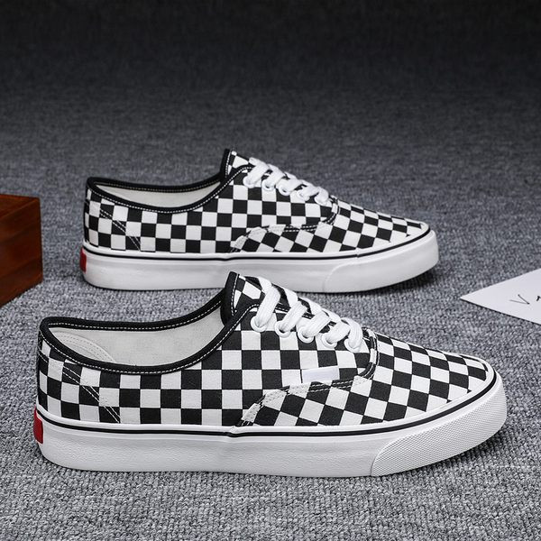 Μοντέρνα ανδρικά καθημερινά μοκασίνια με επίπεδη σόλα και κορδόνια σε δύο μοντέλα