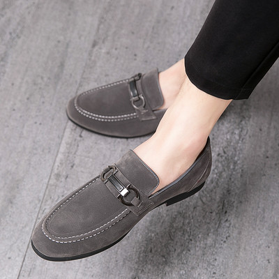 Jauns vīriešu mokasīnu modelis ar metāla elementu vairākās krāsās