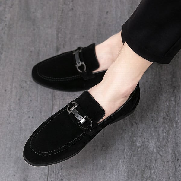 Jauns vīriešu mokasīnu modelis ar metāla elementu vairākās krāsās