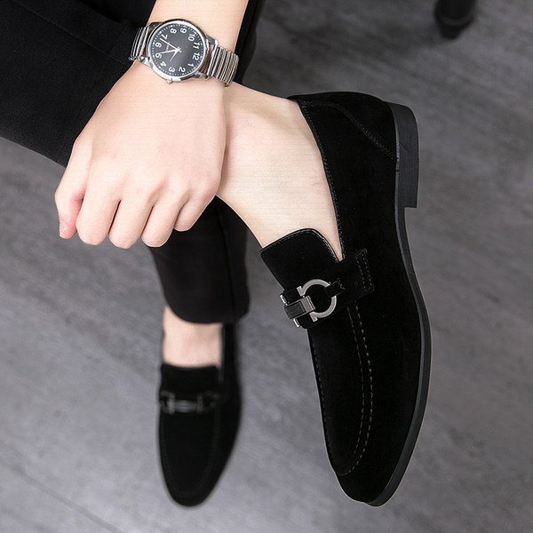 Jauns vīriešu mokasīnu modelis ar metāla elementu vairākās krāsās