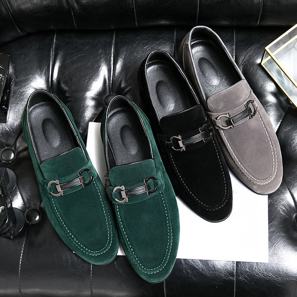 Jauns vīriešu mokasīnu modelis ar metāla elementu vairākās krāsās