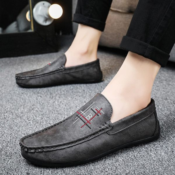 Mūsdienīgi vīriešu mokasīni no eko ādas ar izšuvumiem