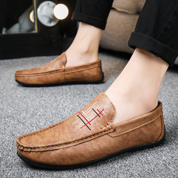 Mūsdienīgi vīriešu mokasīni no eko ādas ar izšuvumiem