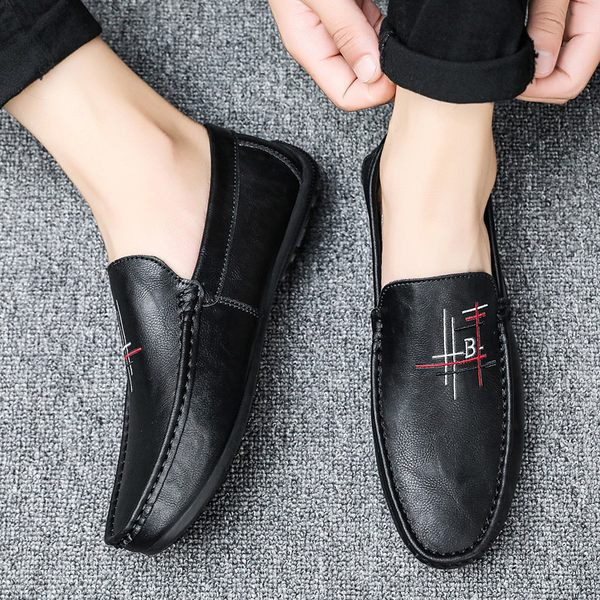 Mūsdienīgi vīriešu mokasīni no eko ādas ar izšuvumiem