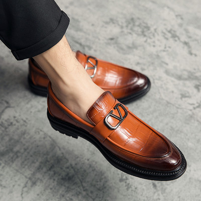 Mūsdienīgi vīriešu mokasīni ar metāla elementu - eko āda