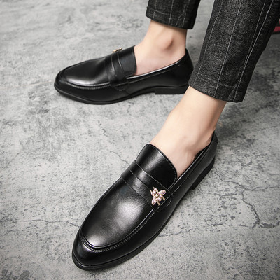 Mūsdienīgi vīriešu mokasīni ar metāla elementu - eko āda