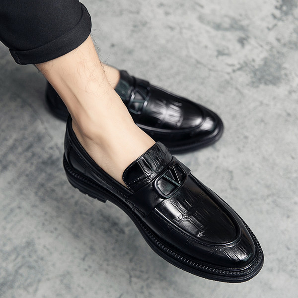 Mūsdienīgi vīriešu mokasīni ar metāla elementu - eko āda