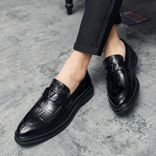 Mūsdienīgi vīriešu mokasīni ar metāla elementu - eko āda