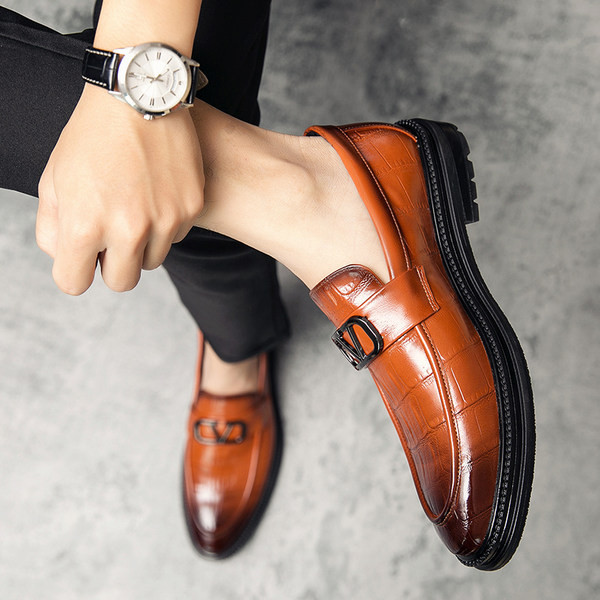 Mūsdienīgi vīriešu mokasīni ar metāla elementu - eko āda