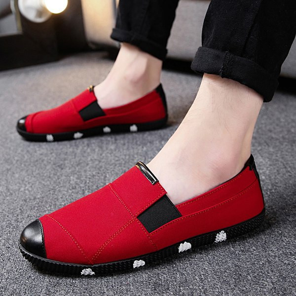 Stilīgs vīriešu mokasīnu vienkrāsains modelis ar plakanu zoli