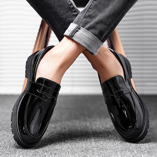 Mūsdienīgi lakādas mokasīni vīriešiem