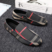 Mūsdienīgi vīriešu mokasīni ar plakanu zoli un metāla elementu