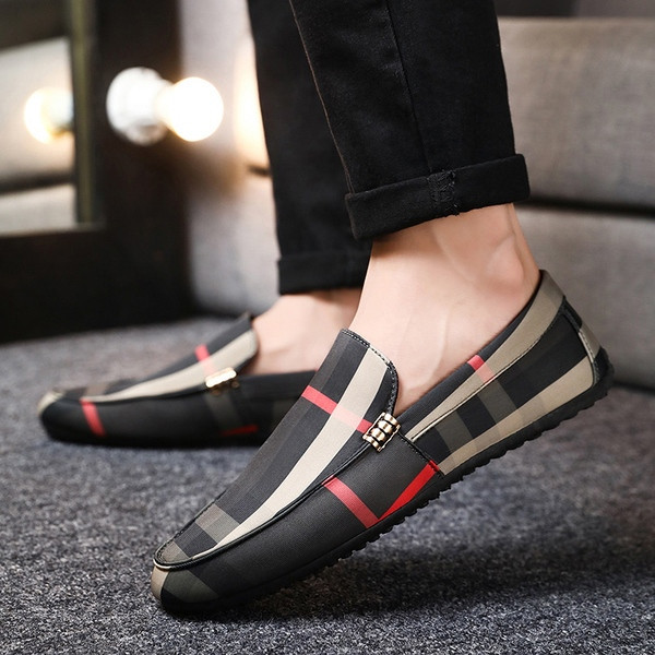 Mūsdienīgi vīriešu mokasīni ar plakanu zoli un metāla elementu