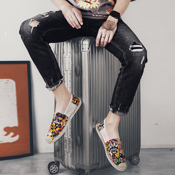 Jauns vasaras espadriļu modelis ar krāsainu rakstu