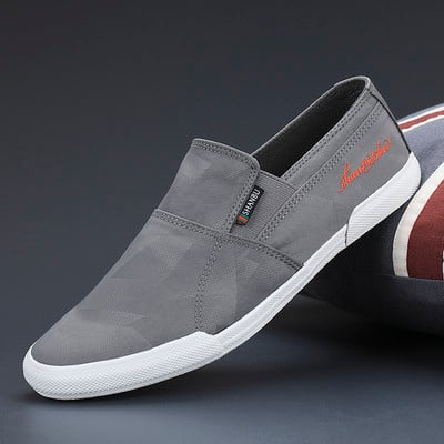 Ikdienas vīriešu mokasīni ar izšūtu tekstila uzrakstu