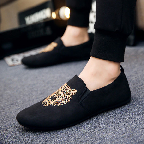 Елегантни мъжки мокасини от еко велур с бродерия