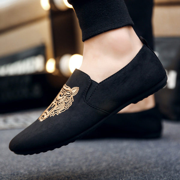 Елегантни мъжки мокасини от еко велур с бродерия