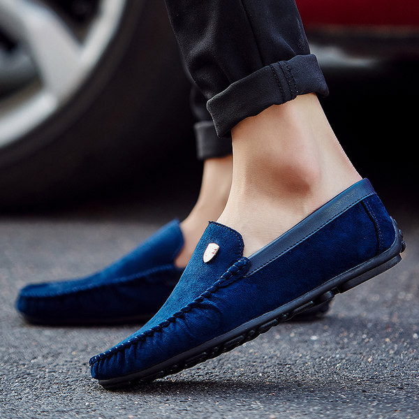 Stilīgs vīriešu mokasīnu vienkrāsains modelis ar metāla elementu