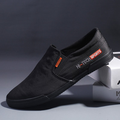 Jauns vīriešu mokasīnu modelis ar izšūtu uzrakstu