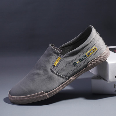 Jauns vīriešu mokasīnu modelis ar izšūtu uzrakstu