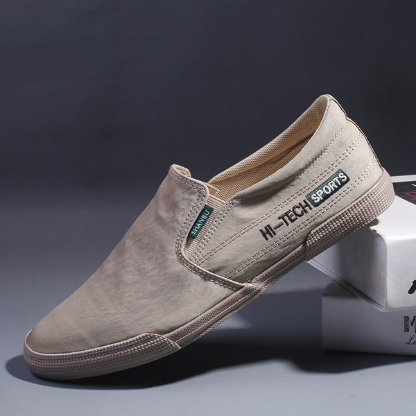 Jauns vīriešu mokasīnu modelis ar izšūtu uzrakstu