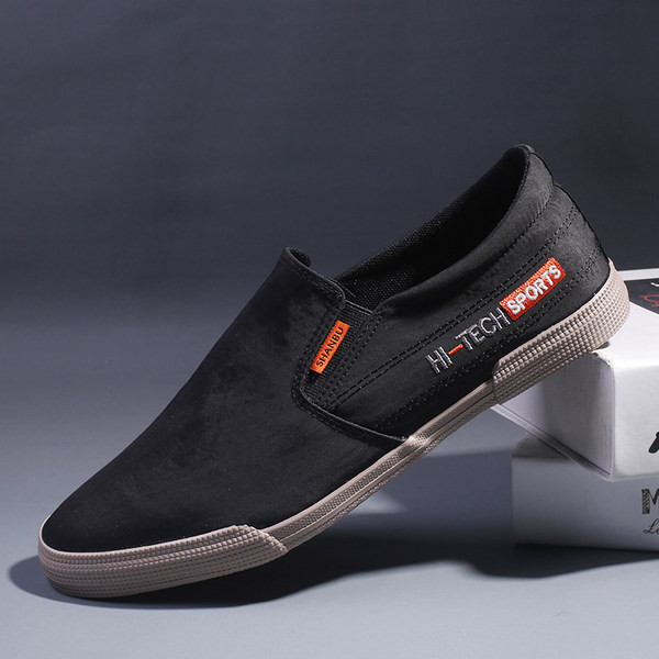 Jauns vīriešu mokasīnu modelis ar izšūtu uzrakstu