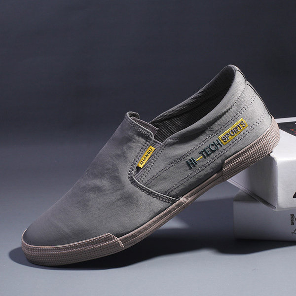 Jauns vīriešu mokasīnu modelis ar izšūtu uzrakstu