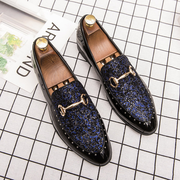 Mūsdienīgi vīriešu lakādas mokasīni ar metāla elementu