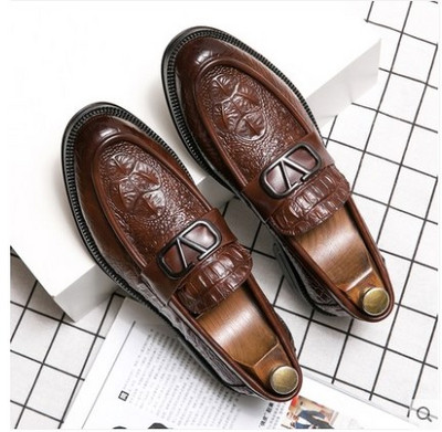 Jauns vīriešu mākslīgās ādas mokasīnu modelis ar metāla elementu brūnā un melnā krāsā