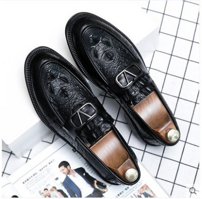 Jauns vīriešu mākslīgās ādas mokasīnu modelis ar metāla elementu brūnā un melnā krāsā