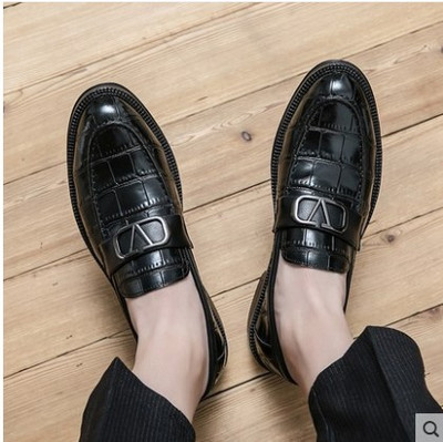 Jauns vīriešu mākslīgās ādas mokasīnu modelis ar metāla elementu brūnā un melnā krāsā