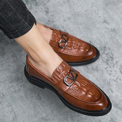 Jauns vīriešu mākslīgās ādas mokasīnu modelis ar metāla elementu brūnā un melnā krāsā