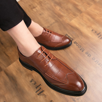 Jauns vīriešu mākslīgās ādas mokasīnu modelis ar metāla elementu brūnā un melnā krāsā