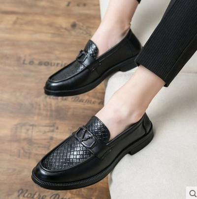 Jauns vīriešu mākslīgās ādas mokasīnu modelis ar metāla elementu brūnā un melnā krāsā