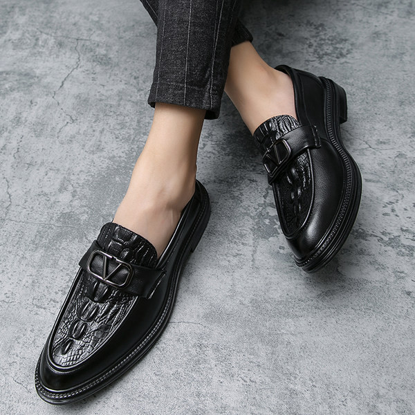 Jauns vīriešu mākslīgās ādas mokasīnu modelis ar metāla elementu brūnā un melnā krāsā