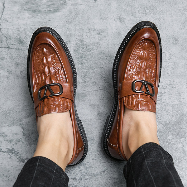 Jauns vīriešu mākslīgās ādas mokasīnu modelis ar metāla elementu brūnā un melnā krāsā