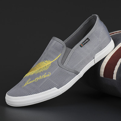 Καλοκαιρινάμοκασίνια με κεντημένη επιγραφή για άντρες