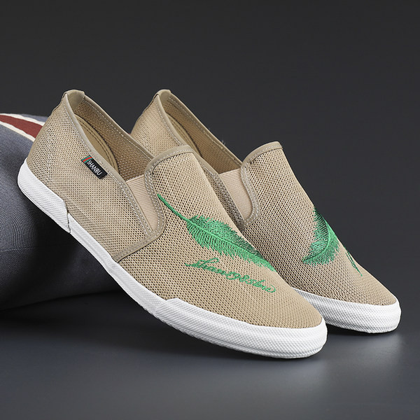 Καλοκαιρινάμοκασίνια με κεντημένη επιγραφή για άντρες