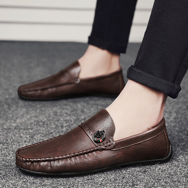 Ikdienas vīriešu mokasīni no eko ādas ar metāla elementu