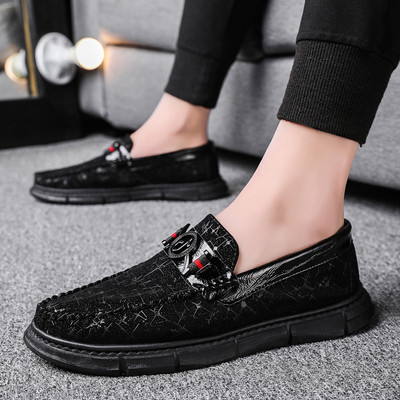 Stilīgi vīriešu mokasīni ar rakstu un sprādzi