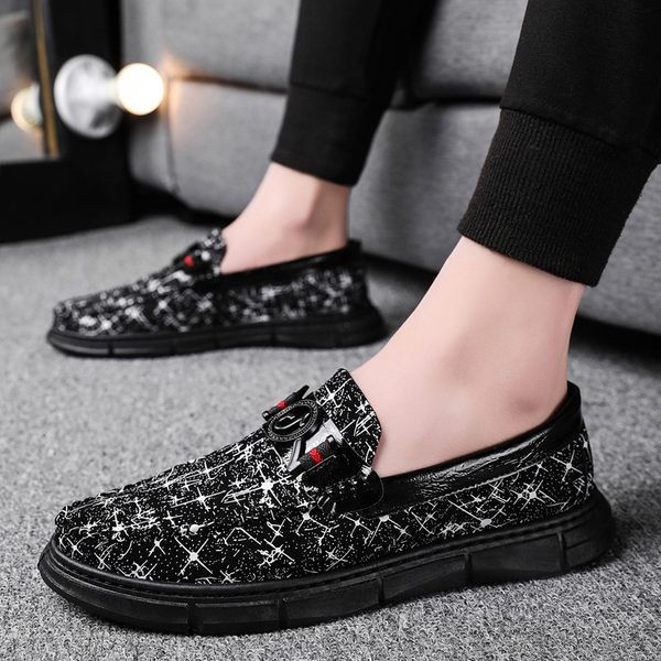 Stilīgi vīriešu mokasīni ar rakstu un sprādzi