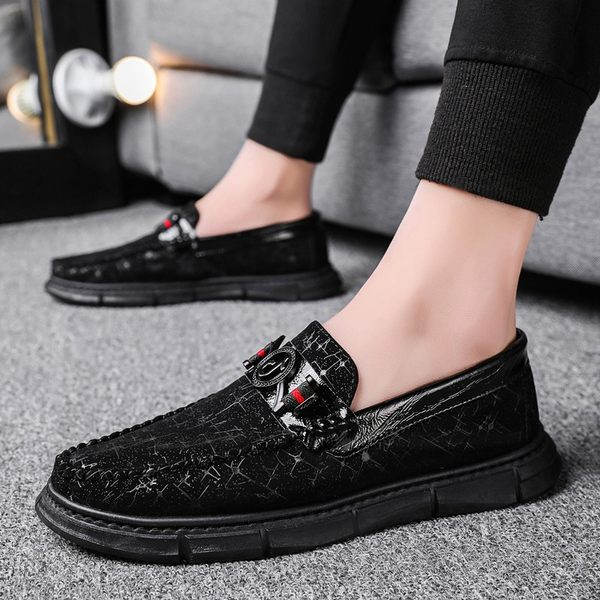 Stilīgi vīriešu mokasīni ar rakstu un sprādzi