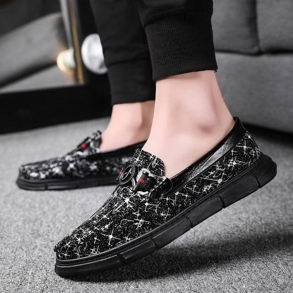 Stilīgi vīriešu mokasīni ar rakstu un sprādzi