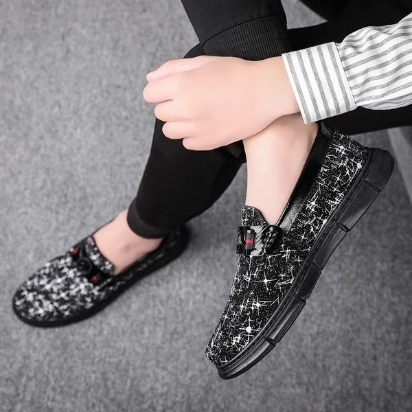 Stilīgi vīriešu mokasīni ar rakstu un sprādzi