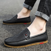 Κομψά ανδρικά μοκασίνια με μεταλλικό στοιχείο από οικολογικό δέρμα