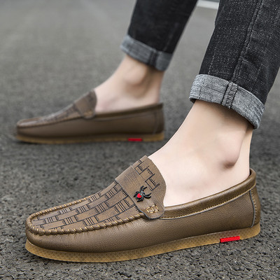 Κομψά ανδρικά μοκασίνια με μεταλλικό στοιχείο από οικολογικό δέρμα