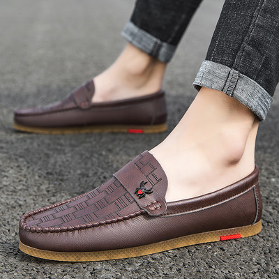 Κομψά ανδρικά μοκασίνια με μεταλλικό στοιχείο από οικολογικό δέρμα