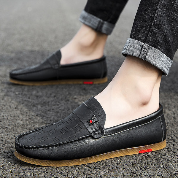 Κομψά ανδρικά μοκασίνια με μεταλλικό στοιχείο από οικολογικό δέρμα