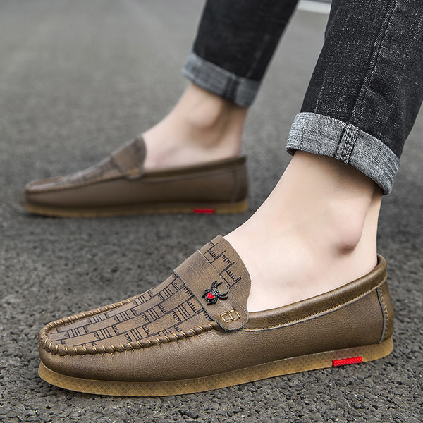 Κομψά ανδρικά μοκασίνια με μεταλλικό στοιχείο από οικολογικό δέρμα