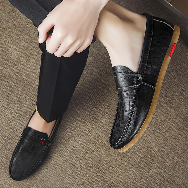 Κομψά ανδρικά μοκασίνια με μεταλλικό στοιχείο από οικολογικό δέρμα